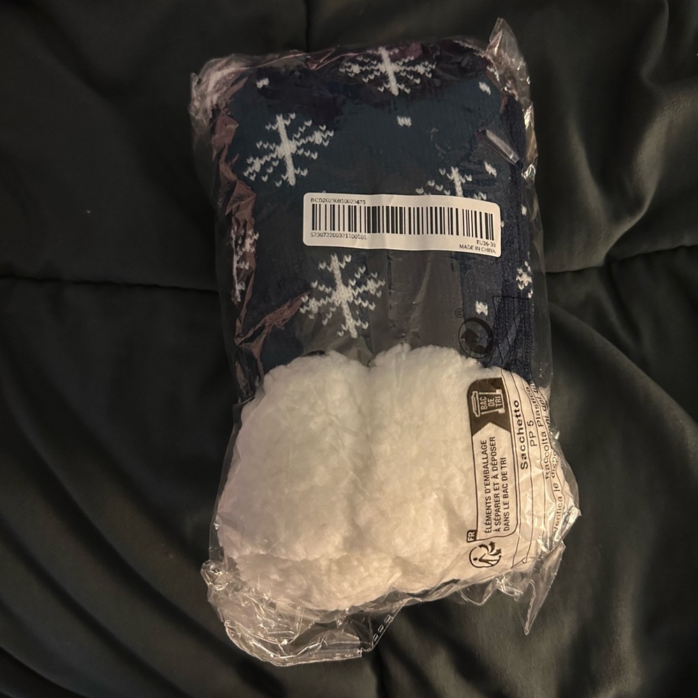 Penguin Fuzzy Socks --one size fits most - Picture 2 of 4